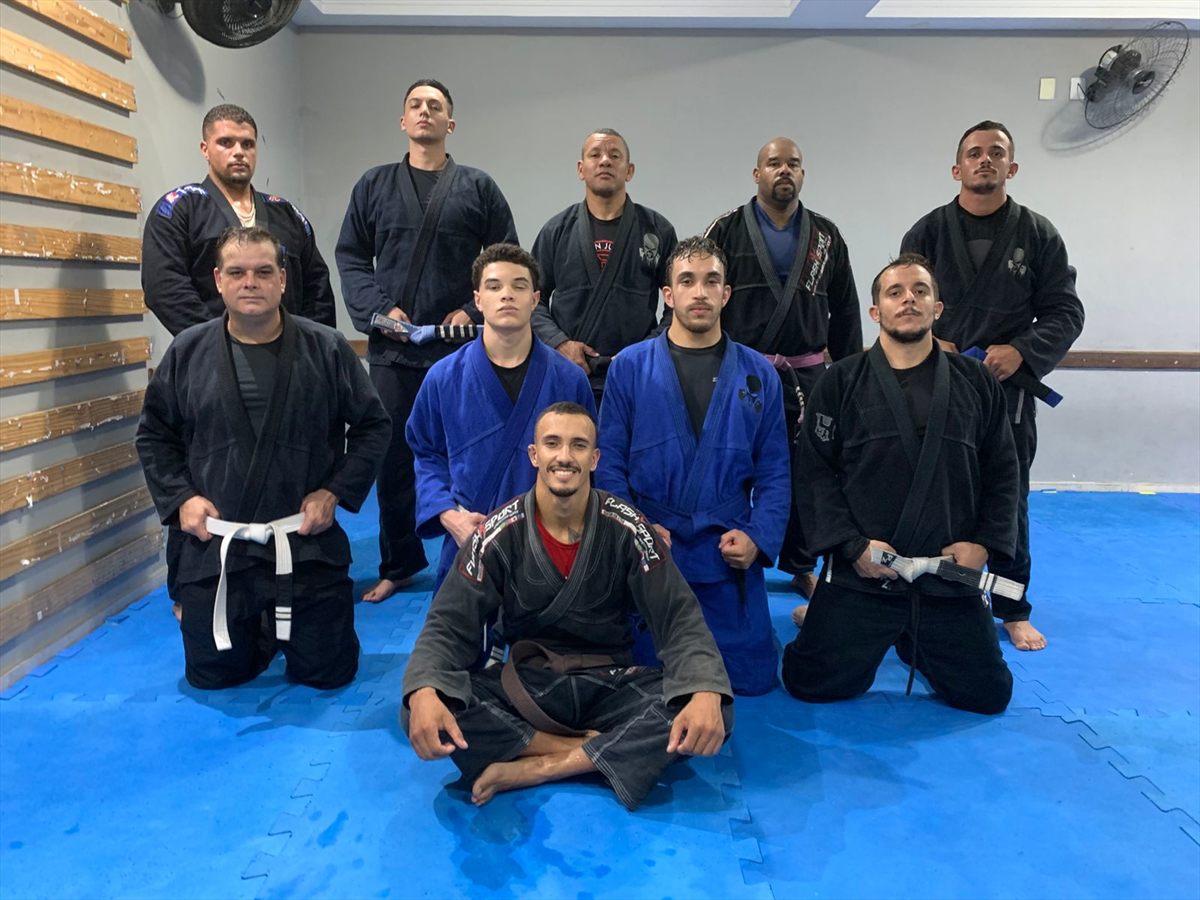 Treino adulto de jiu-jitsu na academia Gilson Batista