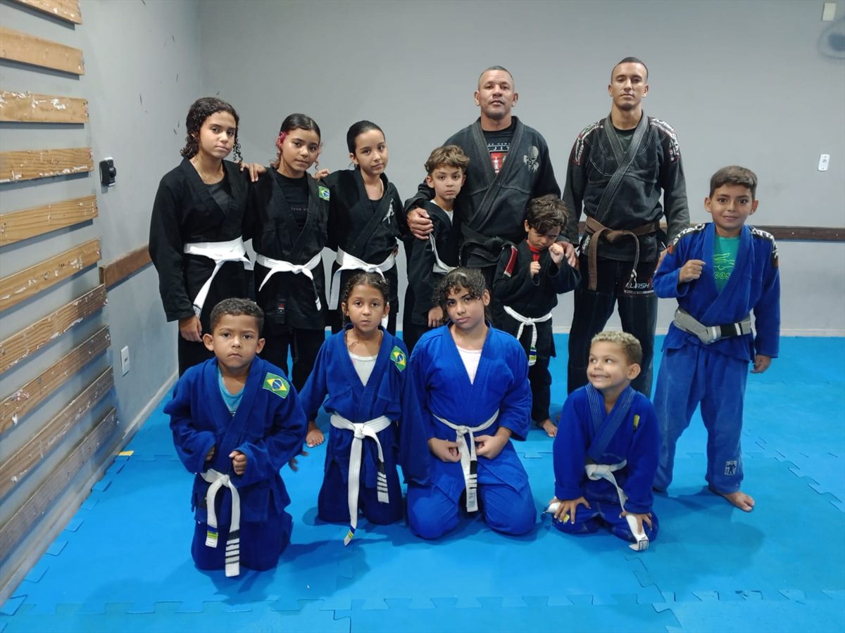 Turma infantil de jiu-jitsu treinando em Volta Redonda