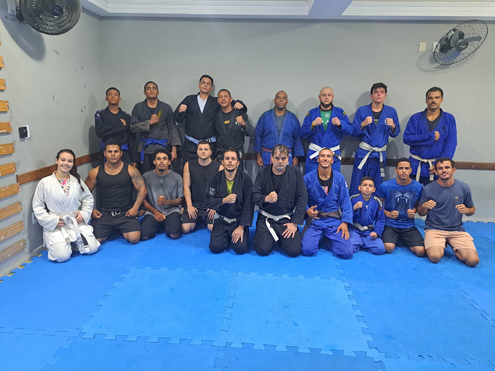 Equipe de jiu-jitsu reunida em Volta Redonda após um treino da academia
